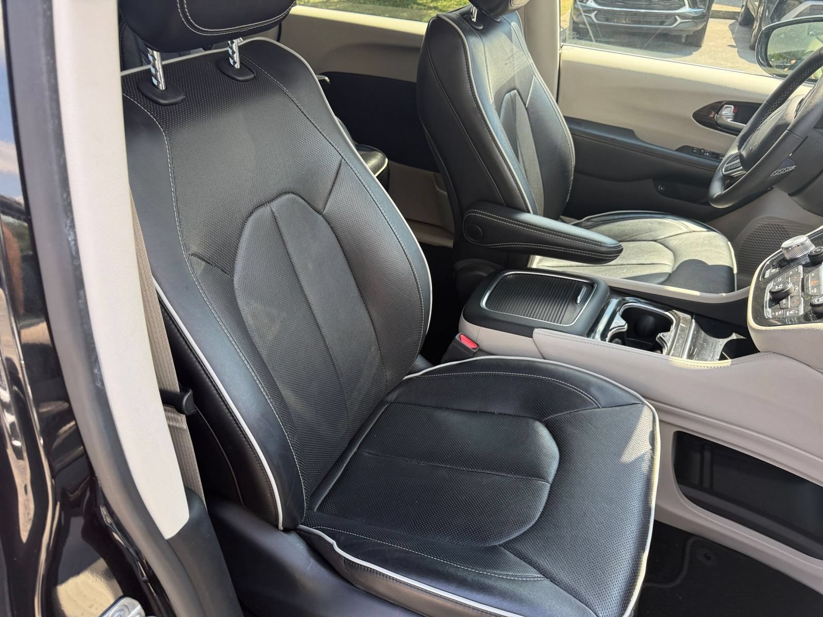 Used 2023 Chrysler Pacifica Limited FWD image 40