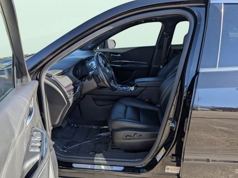 Used 2023 Cadillac XT4 Luxury w/ Cold Weather Package image 9