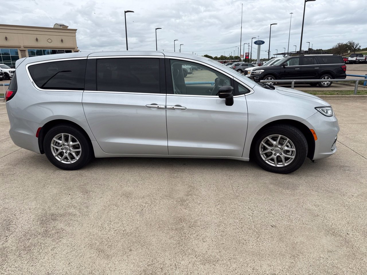 Used 2024 Chrysler Pacifica Touring-L FWD image 17