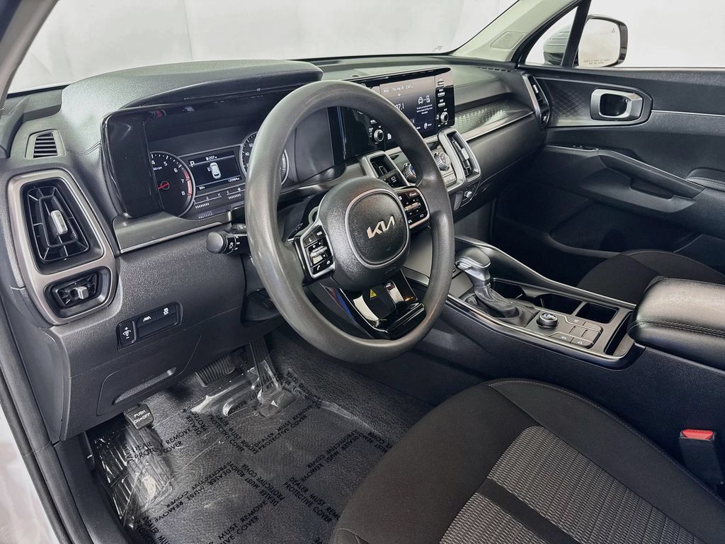 Used 2023 Kia Sorento LX FWD image 9