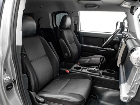 Used 2010 Toyota FJ Cruiser 2WD w/ Convenience Pkg image 29