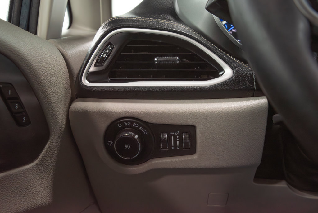 Used 2024 Chrysler Pacifica Limited FWD image 25