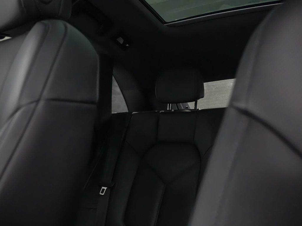Certified 2026 Porsche Macan AWD/4WD image 36