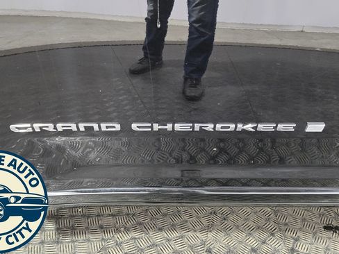 Used 2022 Jeep Grand Cherokee Overland w/ Luxury Tech Group IV AWD/4WD image 29