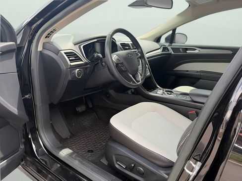 Used 2019 Ford Fusion SE w/ Equipment Group 151A FWD image 6