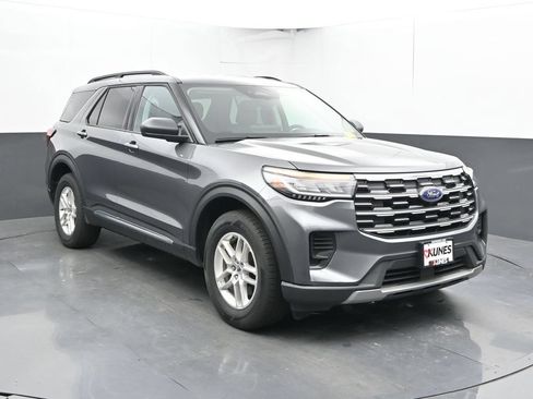 Used 2025 Ford Explorer Active AWD/4WD image 6