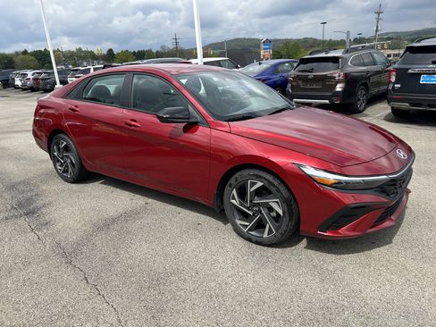 Used 2025 Hyundai Elantra Sport FWD image 3