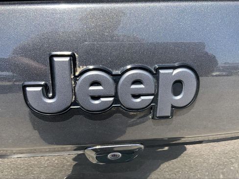 Used 2017 Jeep Cherokee Trailhawk AWD/4WD image 30