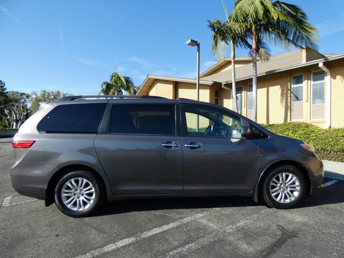 Used 2017 Toyota Sienna XLE image 6