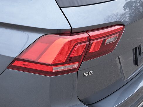 Used 2024 Volkswagen Tiguan SE image 33