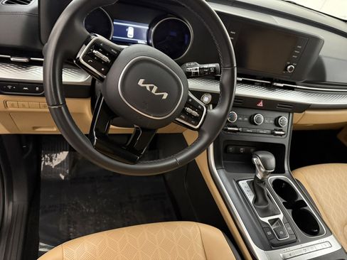 Used 2024 Kia Carnival LX image 16