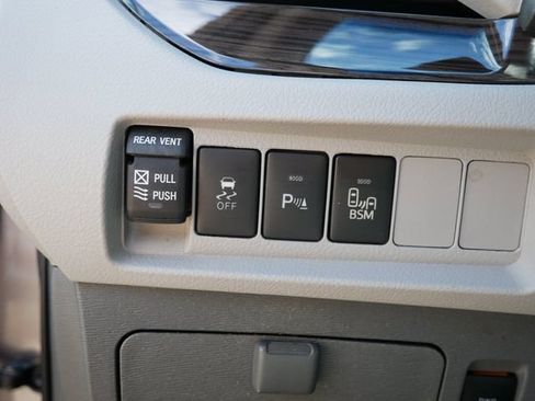 Used 2017 Toyota Sienna XLE FWD image 16