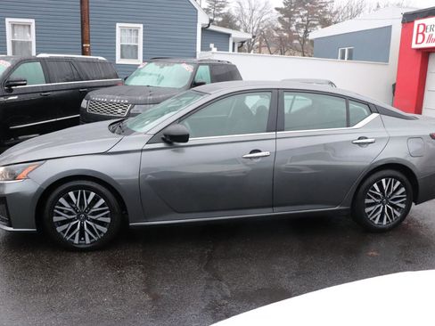 Used 2024 Nissan Altima 2.5 SV image 2