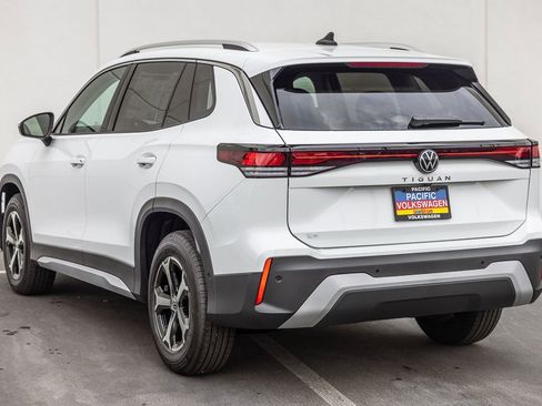 New 2026 Volkswagen Tiguan SE FWD image 3