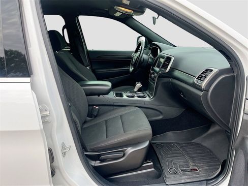 Used 2020 Jeep Grand Cherokee Laredo image 26