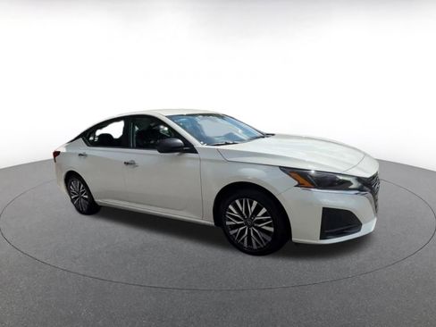 Used 2025 Nissan Altima 2.5 SV image 2