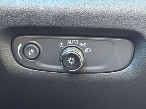 Used 2023 Chevrolet Traverse Premier image 18