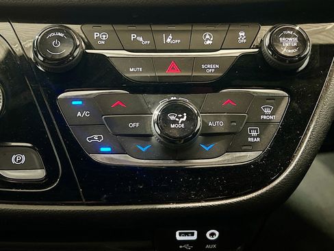 Used 2020 Chrysler Pacifica Touring w/ Advanced Safetytec Group image 12