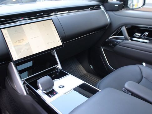 Used 2025 Land Rover Range Rover SE image 19