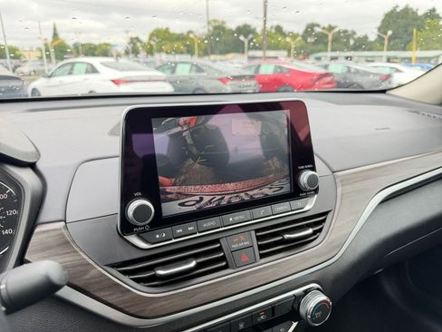Used 2025 Nissan Altima 2.5 SV FWD image 24