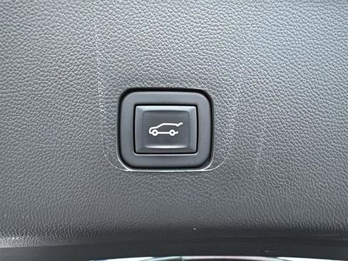 Used 2023 Chevrolet Traverse Premier image 14