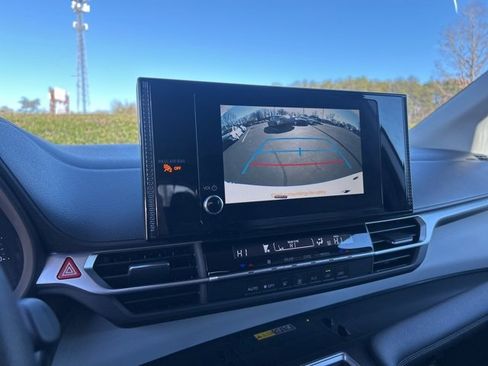 Used 2025 Toyota Sienna LE image 25