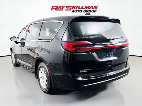 Used 2024 Chrysler Pacifica Touring-L FWD image 5