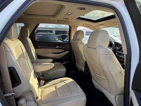 Used 2020 Buick Enclave Essence FWD image 17