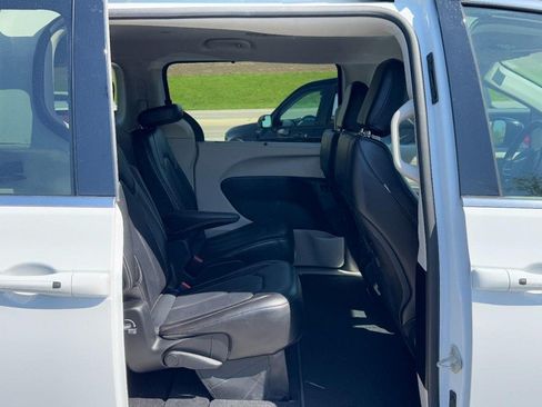 Used 2024 Chrysler Pacifica Touring-L FWD image 10