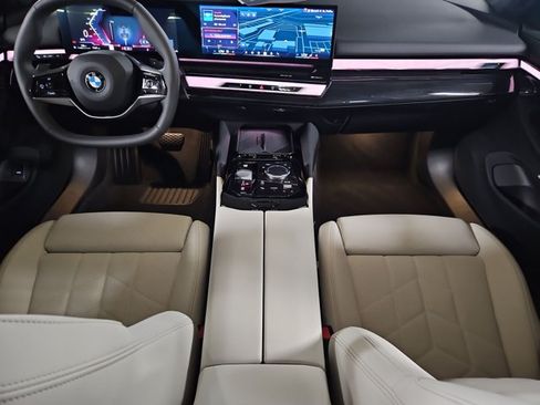 Certified 2024 BMW 540i xDrive w/ Premium Package AWD/4WD image 19