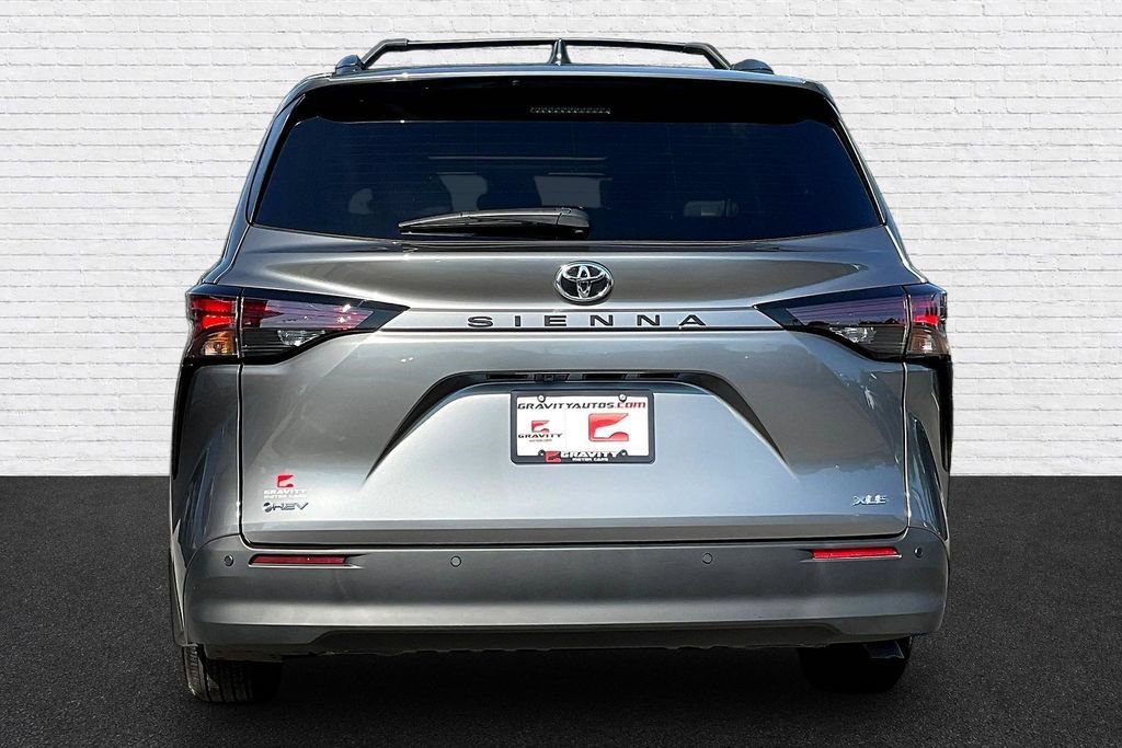 Used 2026 Toyota Sienna XLE FWD image 5