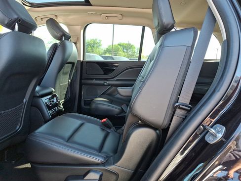 Certified 2023 Lincoln Aviator AWD w/ Premium Package image 10