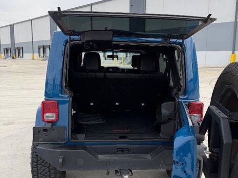 Used 2012 Jeep Wrangler Unlimited Sahara image 8