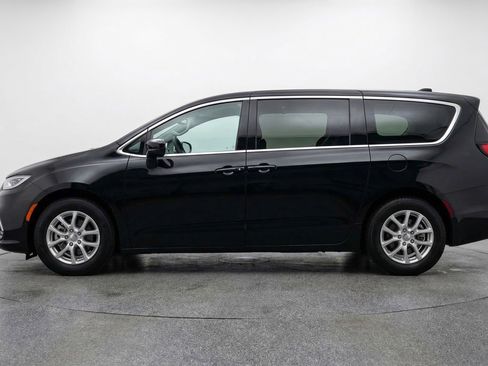 Used 2024 Chrysler Voyager LX image 5