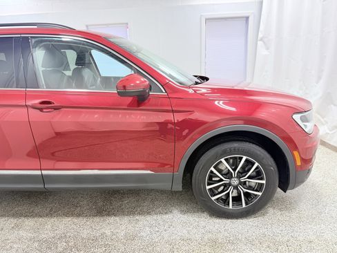 Used 2021 Volkswagen Tiguan SE w/ Panoramic Sunroof Package image 8