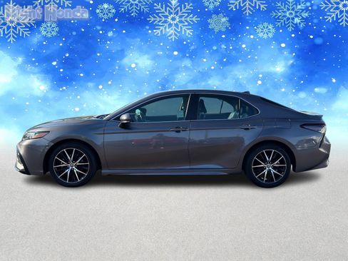 Used 2023 Toyota Camry SE image 3