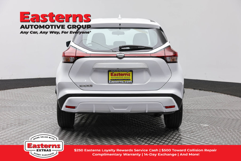 Used 2022 Nissan Kicks S FWD image 7
