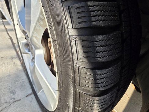 Used 2004 MAZDA MAZDA3 s w/ Moonroof & 6-CD Pkg image 31