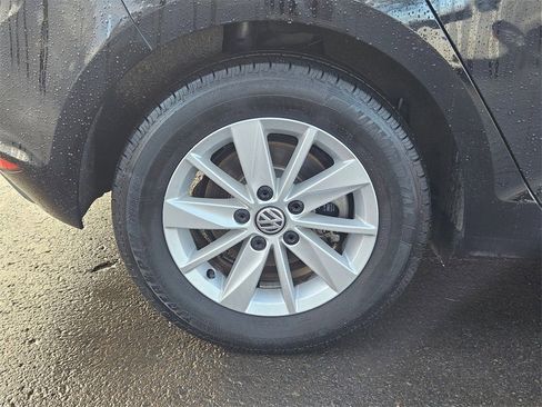 Used 2017 Volkswagen Golf S image 9