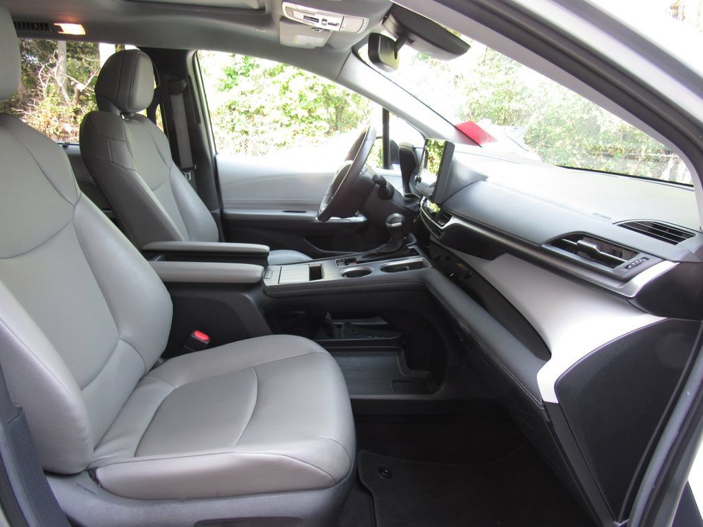 Certified 2025 Toyota Sienna XLE FWD image 20