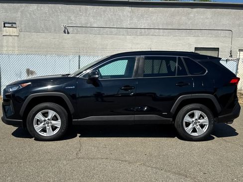 Used 2021 Toyota RAV4 LE AWD/4WD image 2