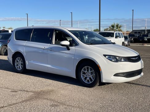 Used 2023 Chrysler Voyager LX image 7