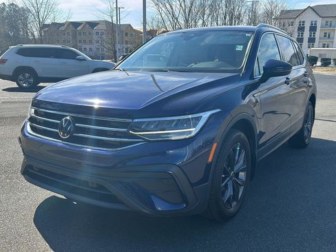 Certified 2022 Volkswagen Tiguan SE image 1
