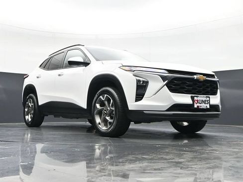 Used 2025 Chevrolet Trax LT FWD image 41