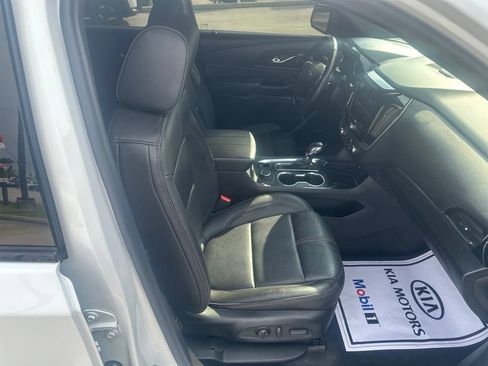 Used 2022 Chevrolet Traverse RS FWD image 33