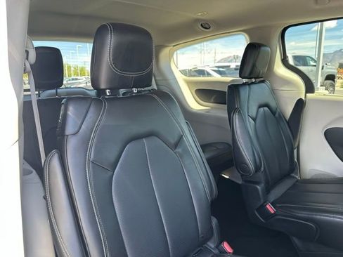 Used 2024 Chrysler Pacifica Touring-L FWD image 15