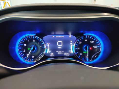 Used 2025 Chrysler Pacifica Select image 15