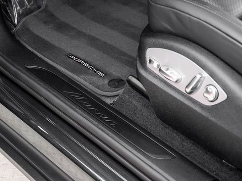 Used 2025 Porsche Macan image 11