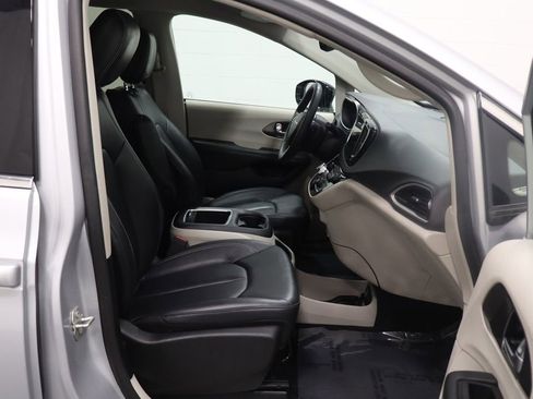 Used 2024 Chrysler Pacifica Touring-L image 15