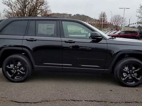 New 2025 Jeep Grand Cherokee Altitude image 9